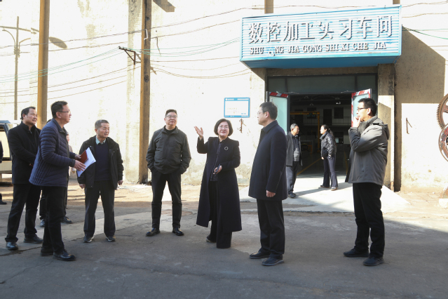 新学期校领导深入校园开展安全检查及看望慰问一线教职工